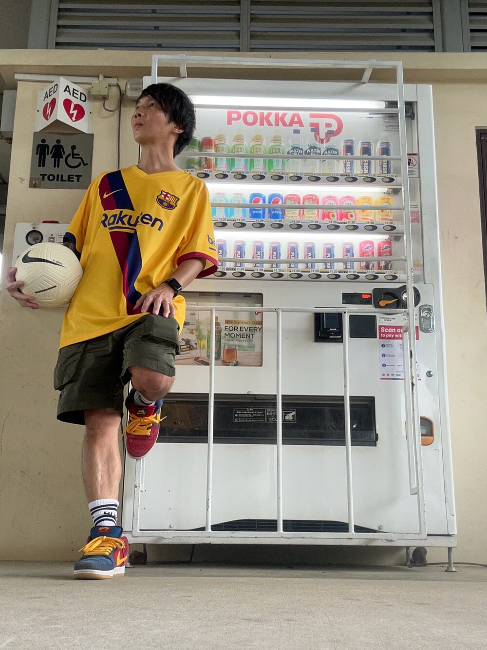 イエロー系のジャージ、その他のスニーカー、ホワイト系のスポーツグッズを着用したメンズの冬コーディネートの2枚目の写真