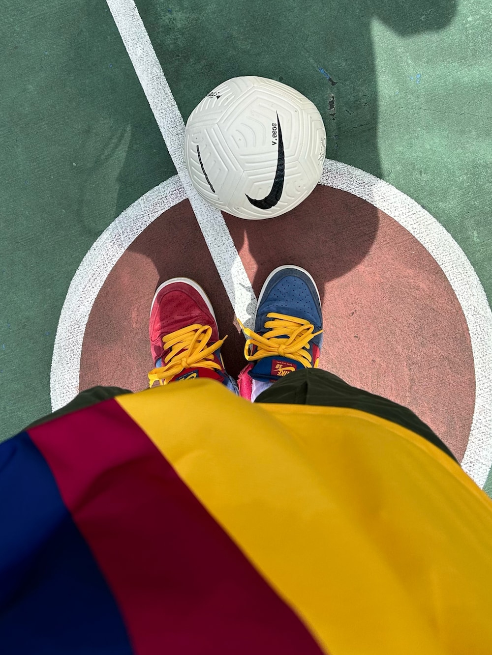 イエロー系のジャージ、その他のスニーカー、ホワイト系のスポーツグッズを着用したメンズの冬コーディネートの3枚目の写真