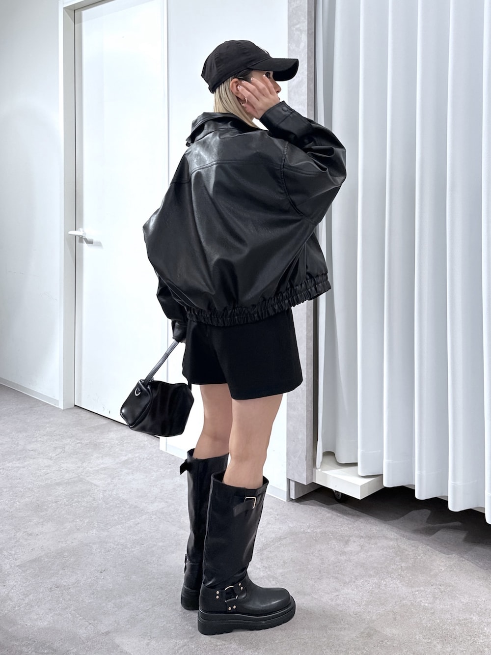 グレー系のTシャツ/カットソー、ブラック系のブルゾン、ブラック系のその他パンツを着用したレディースの春コーディネートの2枚目の写真