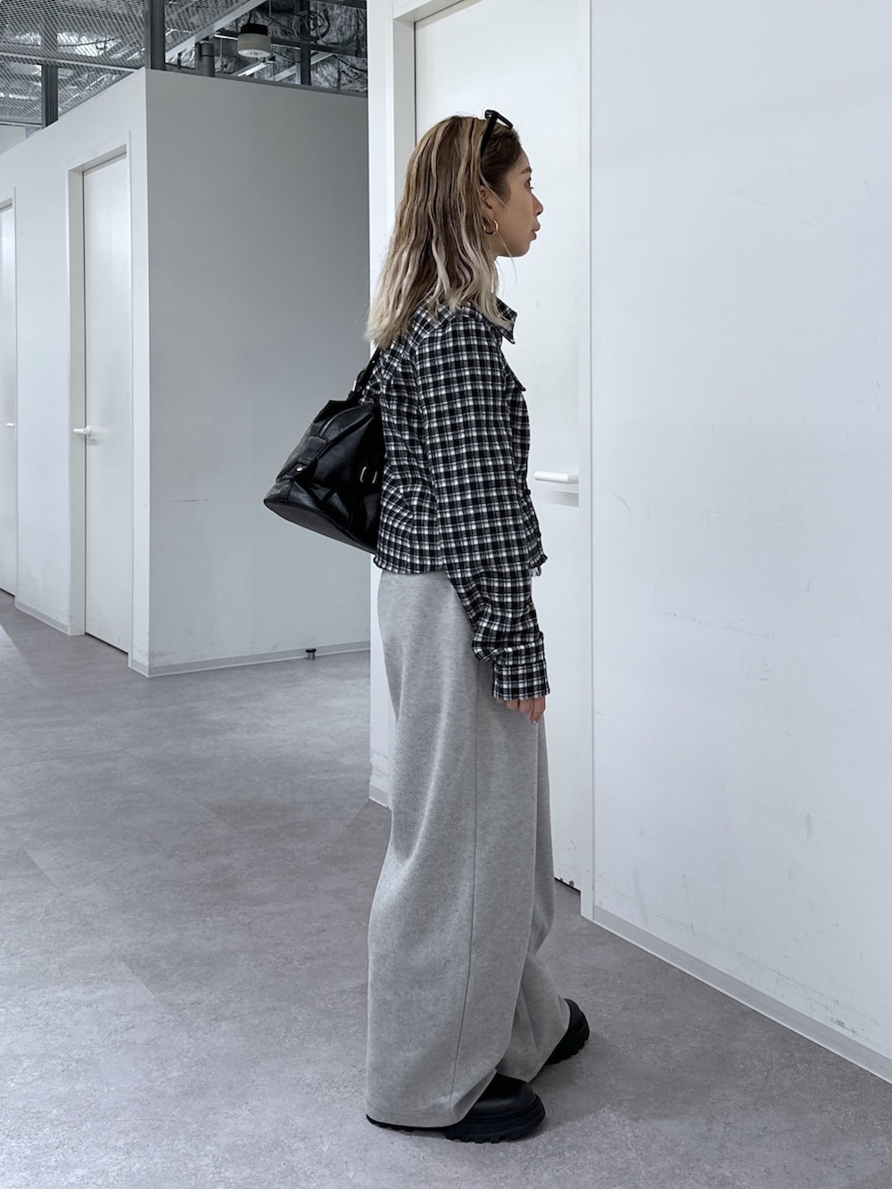 ブラック系のシャツ/ブラウス、グレー系のその他パンツ、ブラック系のショルダーバッグを着用したレディースの秋コーディネートの2枚目の写真