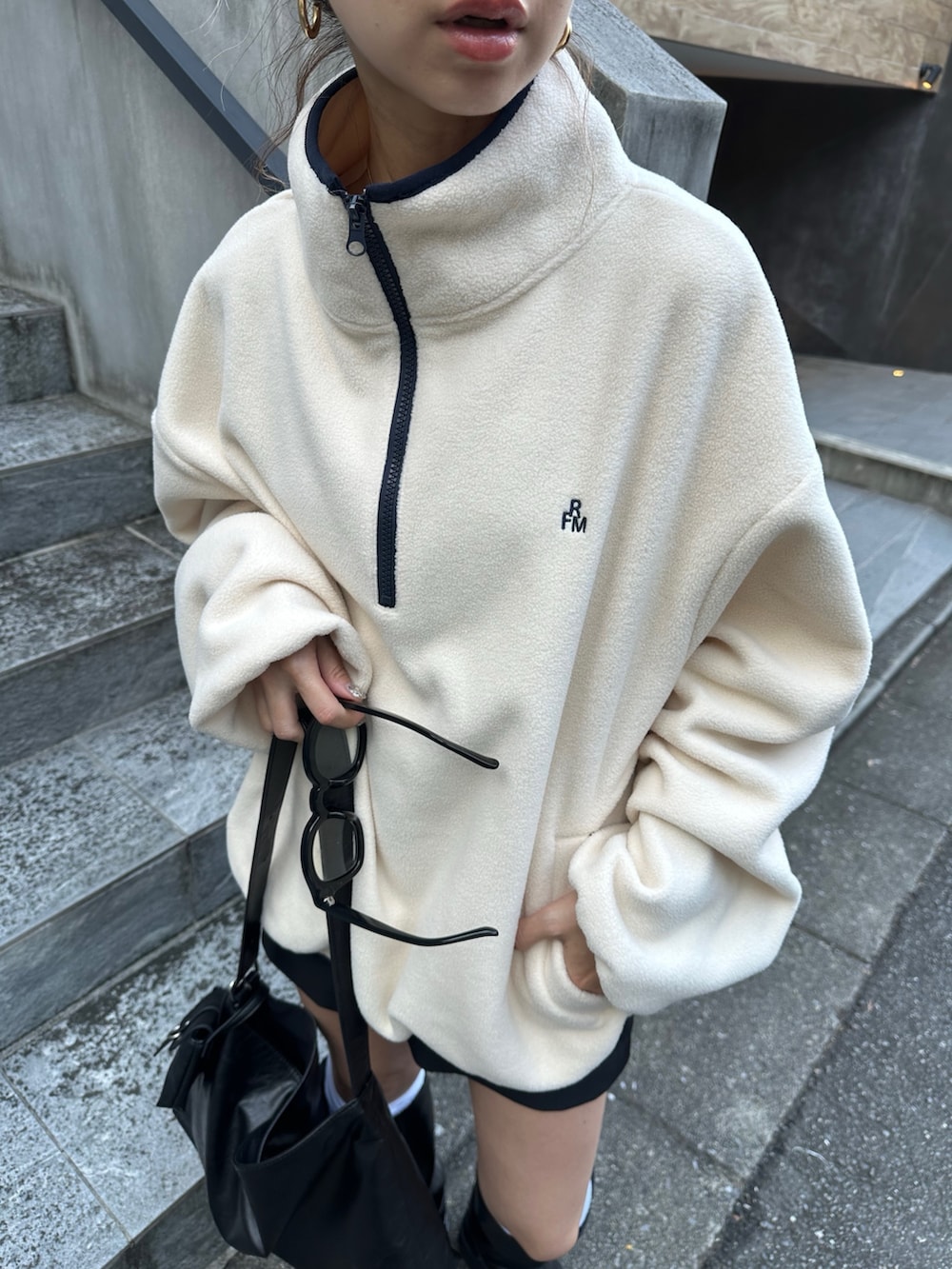 ホワイト系のTシャツ/カットソー、ブラック系のその他パンツ、ブラック系のショルダーバッグを着用したレディースの秋コーディネートの3枚目の写真