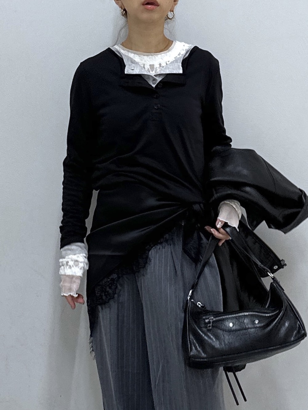 ブラック系のTシャツ/カットソー、ホワイト系のTシャツ/カットソー、ブラック系のブルゾンを着用したレディースの秋コーディネートの7枚目の写真