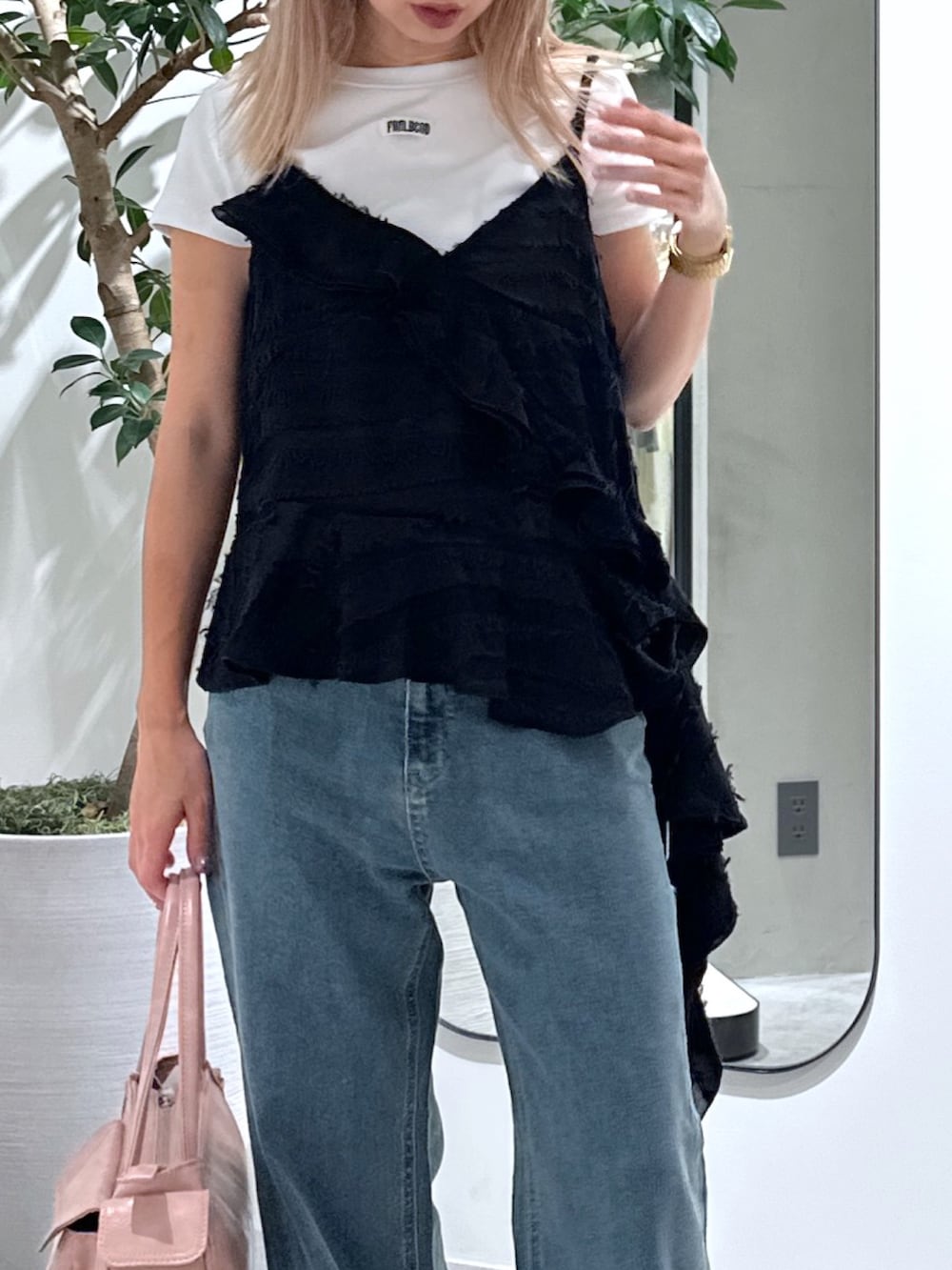 ブラック系のシャツ/ブラウス、ホワイト系のTシャツ/カットソー、ブルー系のデニムパンツを着用したレディースの夏コーディネートの4枚目の写真