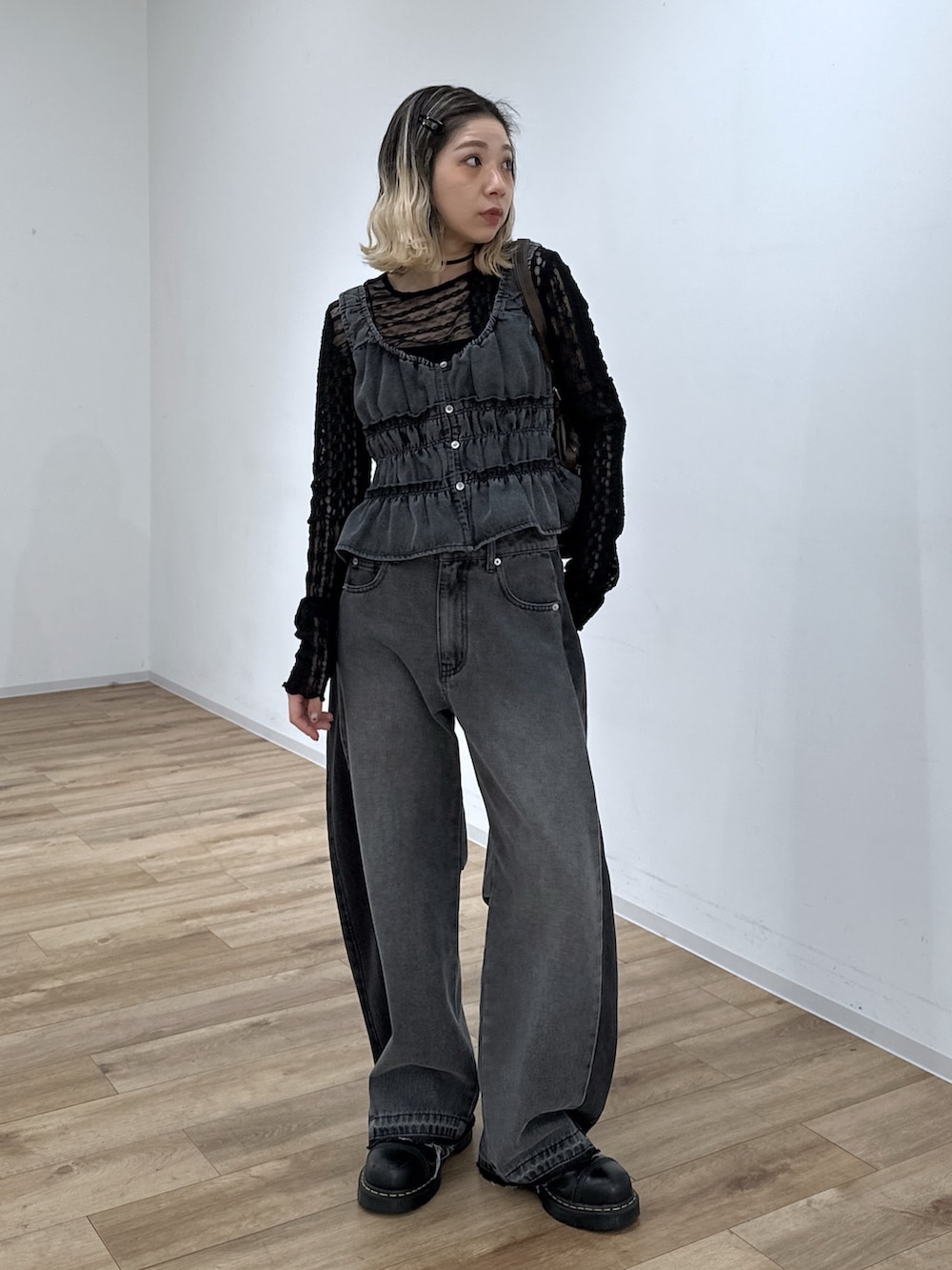 ブラック系のその他パンツ、ブラック系のシャツ/ブラウス、ブラック系のTシャツ/カットソーを着用したレディースの冬コーディネートの7枚目の写真