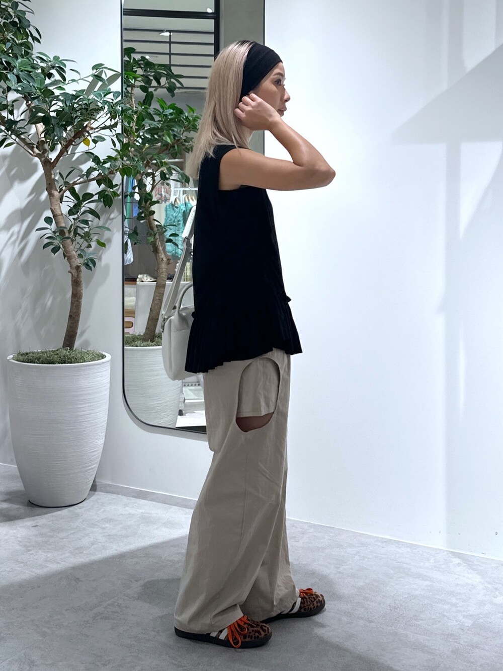 ベージュ系のその他パンツ、ホワイト系のトートバッグ、ブラック系のTシャツ/カットソーを着用したレディースの夏コーディネートの2枚目の写真