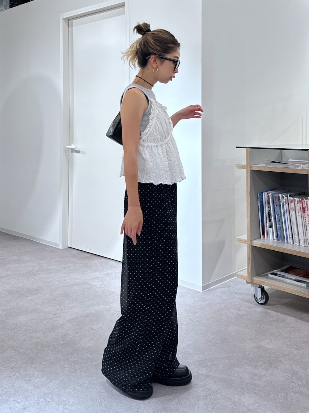 グレー系のTシャツ/カットソー、ホワイト系のシャツ/ブラウス、ブラック系のショルダーバッグを着用したレディースの夏コーディネートの2枚目の写真