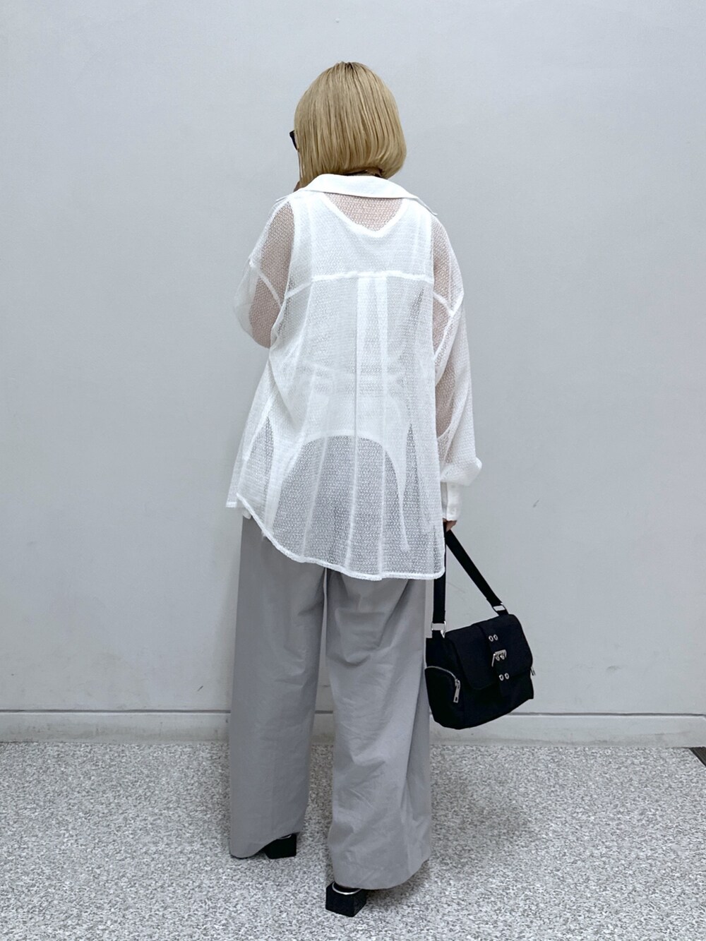 ホワイト系のシャツ/ブラウス、ホワイト系のタンクトップ、グレー系のその他パンツを着用したレディースの夏コーディネートの3枚目の写真