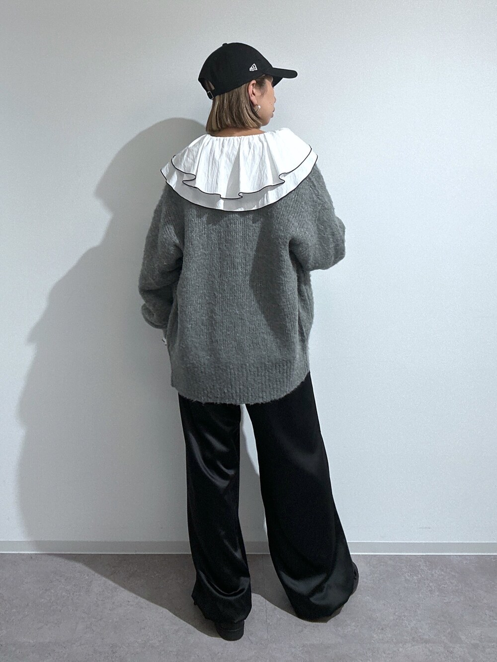 ホワイト系のシャツ/ブラウス、ブラック系のカーゴパンツ、ブラック系のスニーカーを着用したレディースの秋コーディネートの2枚目の写真