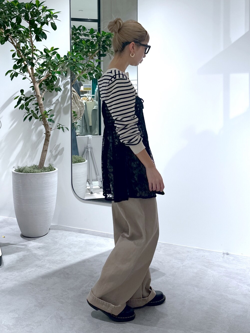 ホワイト系のカーディガン/ボレロ、ベージュ系のその他パンツ、ホワイト系のトートバッグを着用したレディースの春コーディネートの2枚目の写真