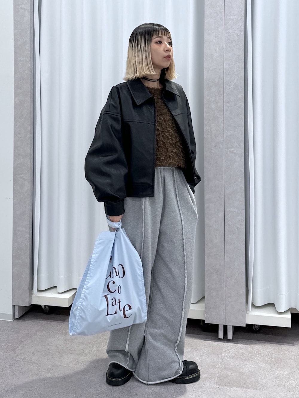 ブラウン系のTシャツ/カットソー、グレー系のその他パンツ、ブルー系のトートバッグを着用したレディースの冬コーディネートの6枚目の写真