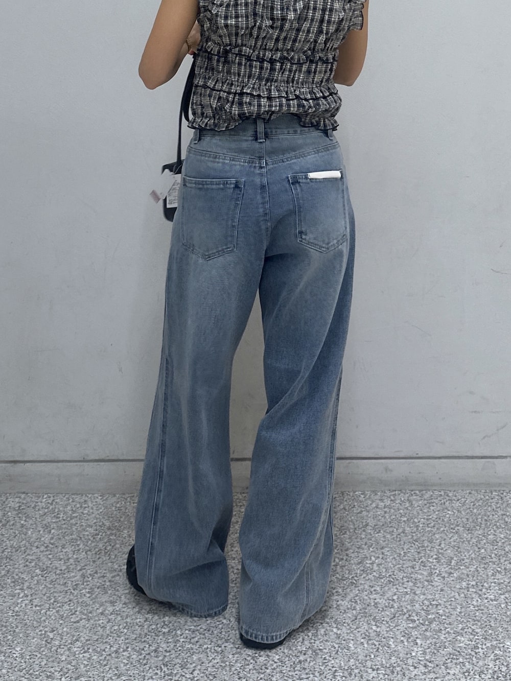 ブルー系のシャツ/ブラウス、ブルー系のデニムパンツ、ブラック系のショルダーバッグを着用したレディースの夏コーディネートの7枚目の写真