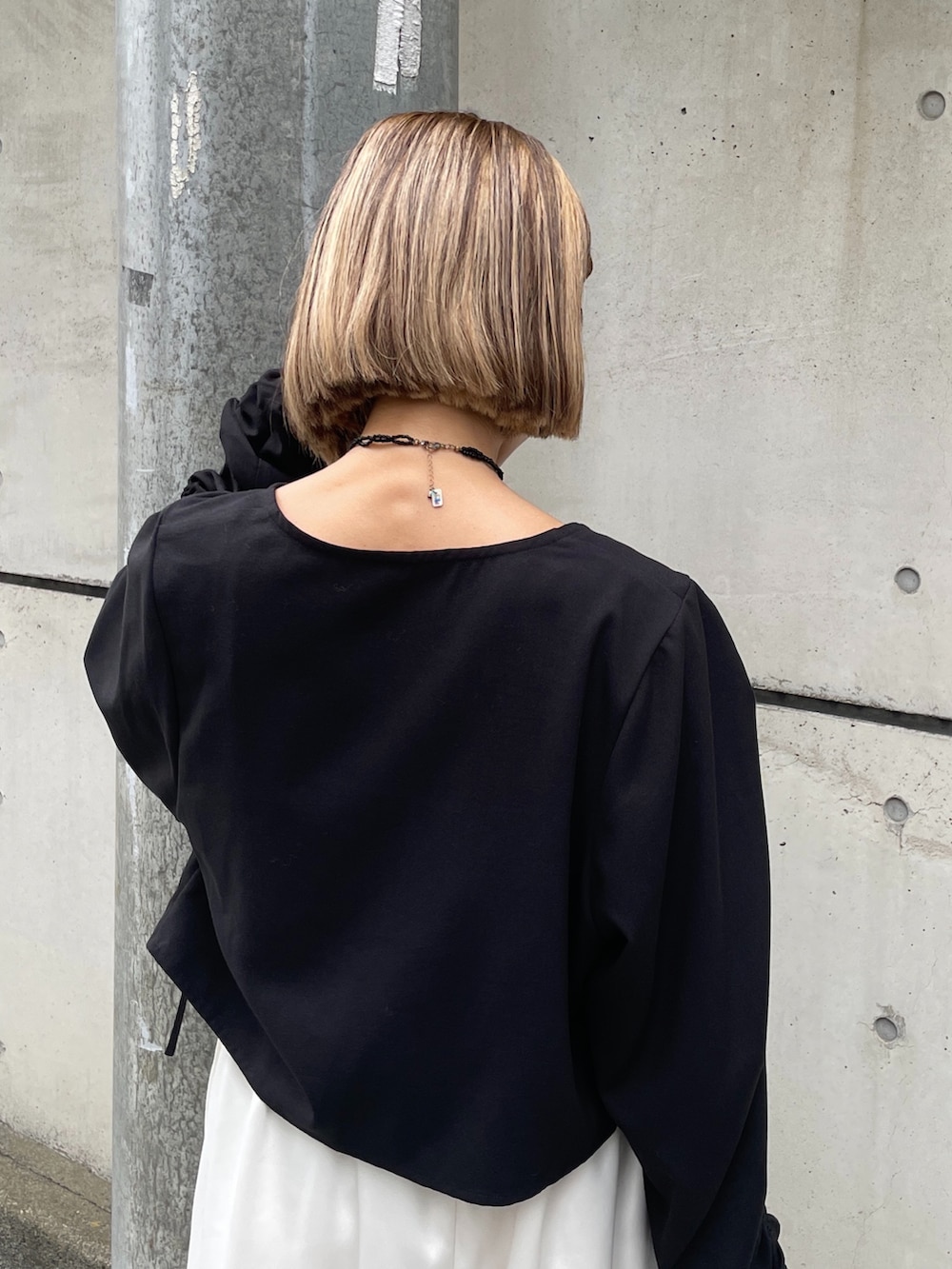 ブラック系のカーディガン/ボレロ、ブラック系のキャミソール、ホワイト系のカーゴパンツを着用したレディースの秋コーディネートの6枚目の写真