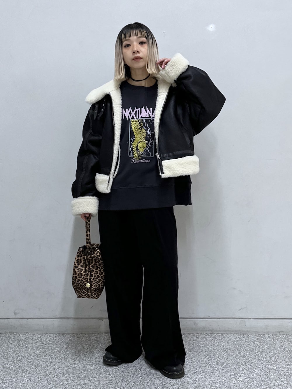 ブラック系のブルゾン、ブラック系のスウェット、ブラック系のその他パンツを着用したレディースの秋コーディネートの7枚目の写真