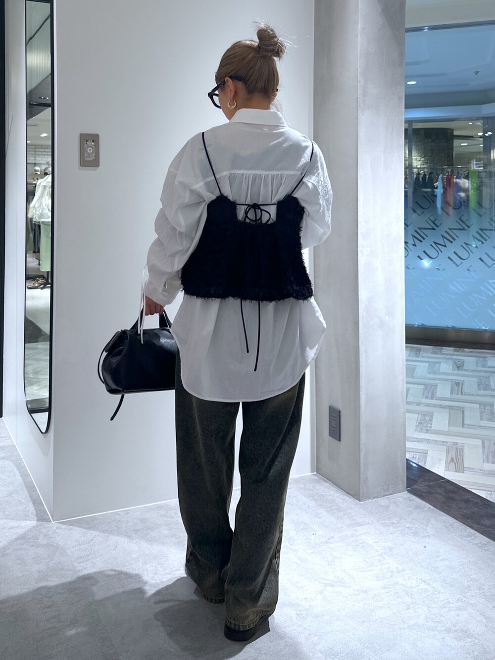 ホワイト系のシャツ/ブラウス、ブラック系のシャツ/ブラウス、ブルー系のデニムパンツを着用したレディースの春コーディネートの3枚目の写真