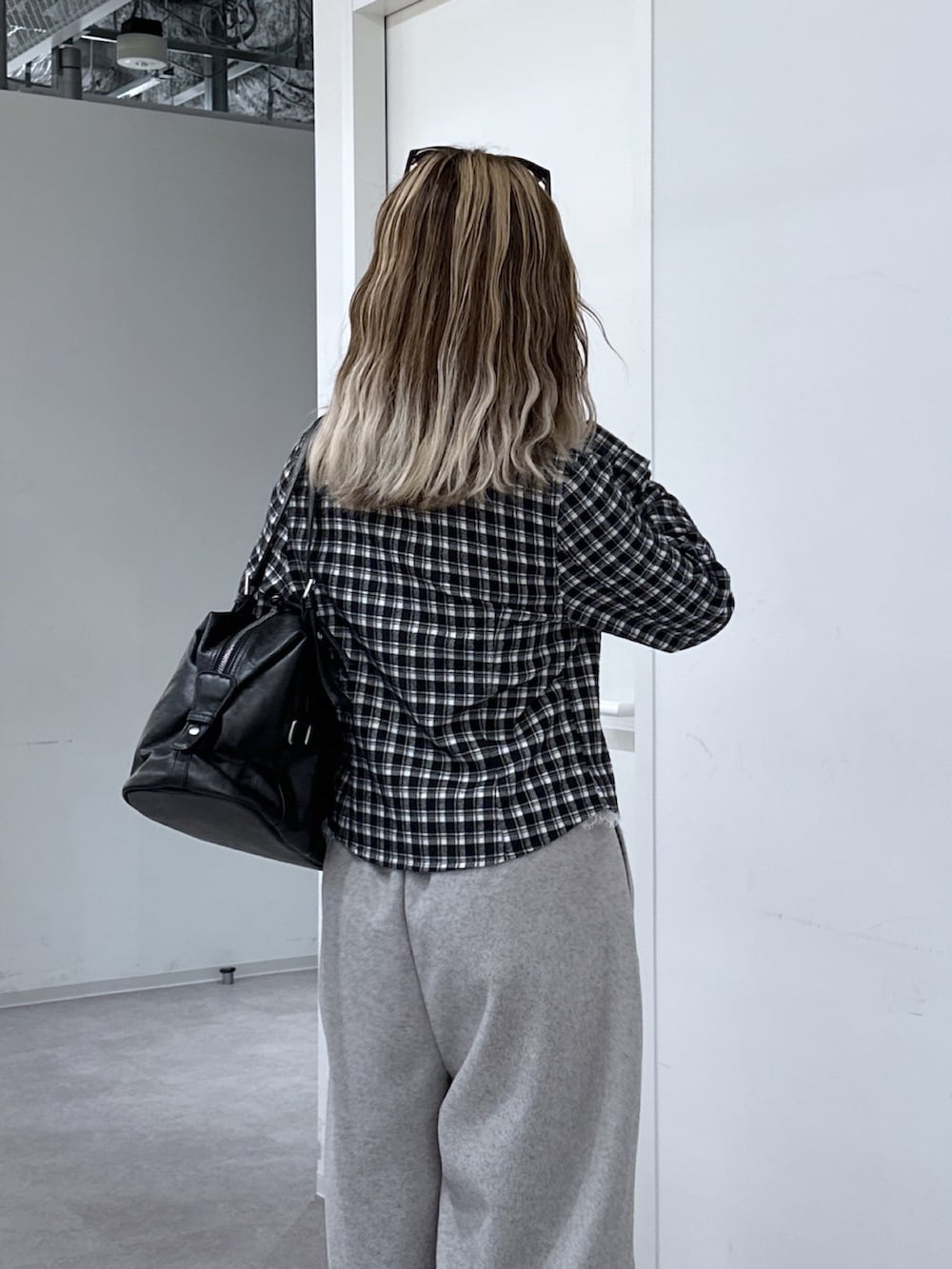 ブラック系のシャツ/ブラウス、グレー系のその他パンツ、ブラック系のショルダーバッグを着用したレディースの秋コーディネートの6枚目の写真