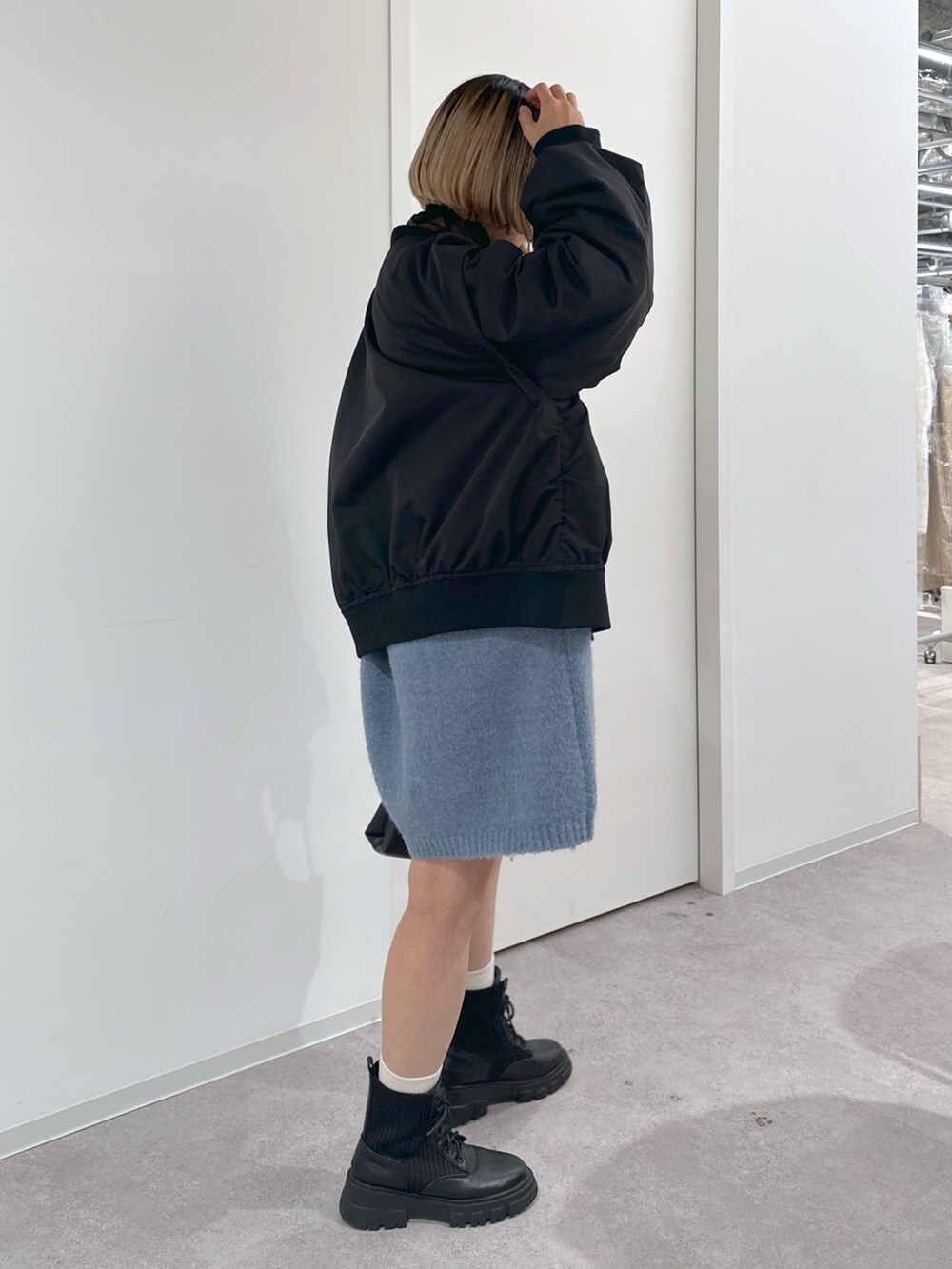 ブラック系のMA-1、ブルー系のワンピース、ブラック系のTシャツ/カットソーを着用したレディースの冬コーディネートの2枚目の写真