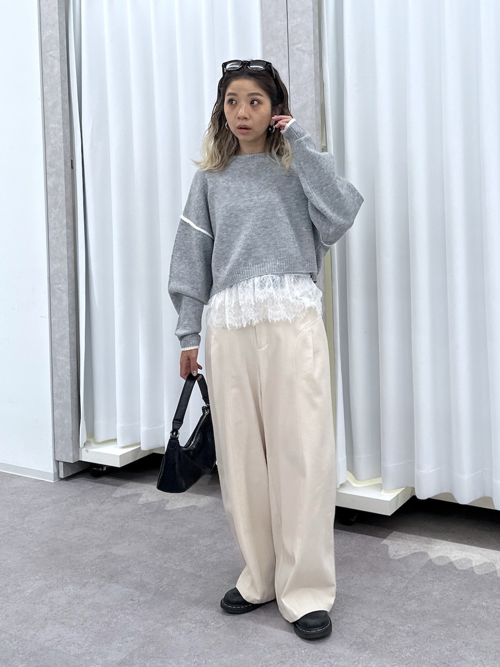 グレー系のニット/セーター、ホワイト系のTシャツ/カットソー、ホワイト系のその他パンツを着用したレディースの夏コーディネートの9枚目の写真