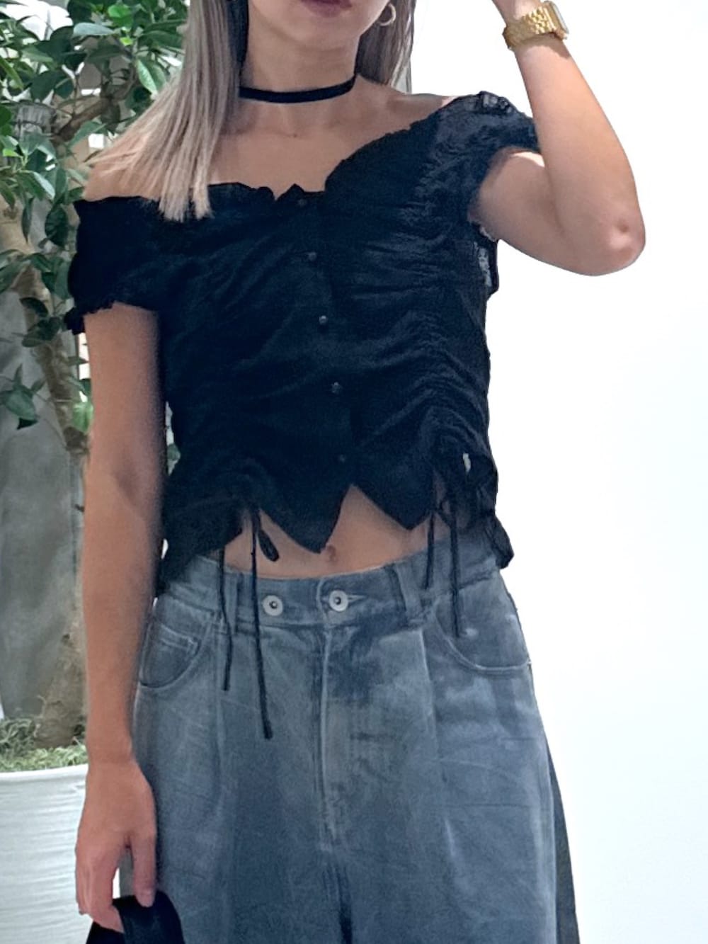 ブラック系のシャツ/ブラウス、ブルー系のその他パンツ、ブラック系のハンドバッグを着用したレディースの夏コーディネートの4枚目の写真