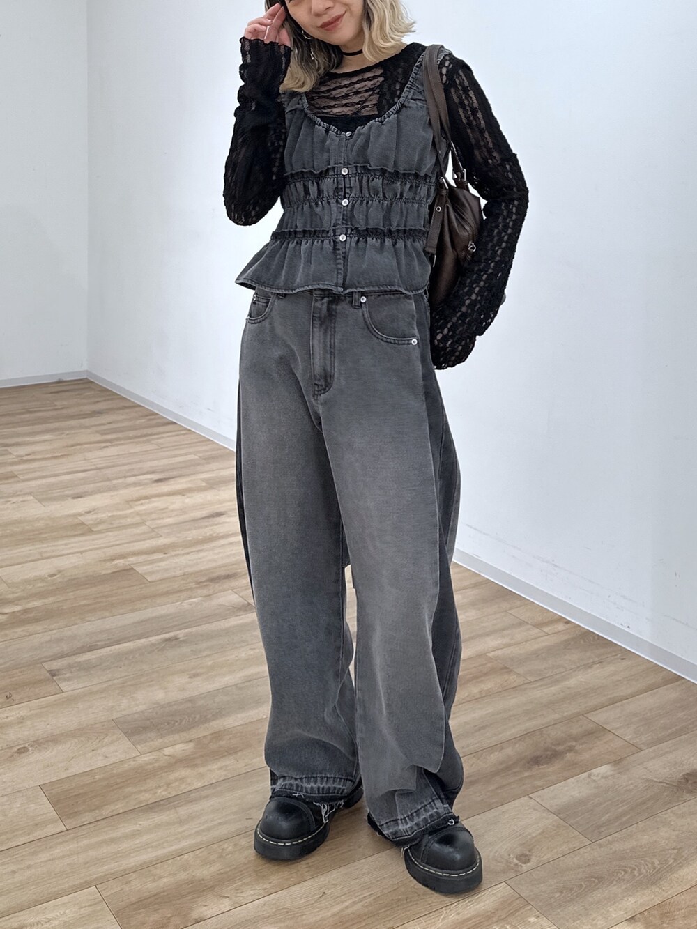 ブラック系のその他パンツ、ブラック系のシャツ/ブラウス、ブラック系のTシャツ/カットソーを着用したレディースの冬コーディネートの9枚目の写真