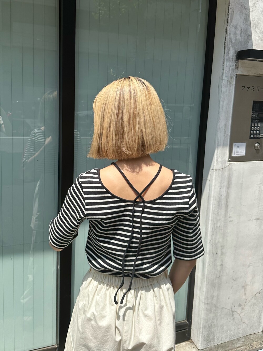 ホワイト系のTシャツ/カットソー、ホワイト系のカーゴパンツを着用したレディースの夏コーディネートの5枚目の写真