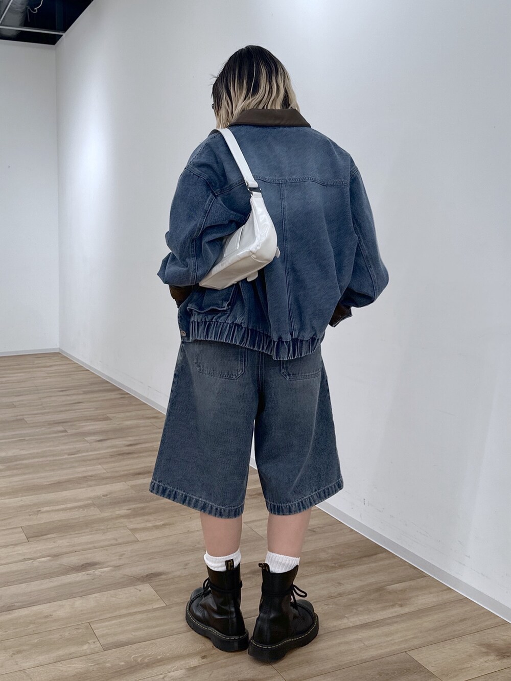 ホワイト系のTシャツ/カットソー、ブルー系のデニムジャケット、ブルー系のその他パンツを着用したレディースの冬コーディネートの3枚目の写真