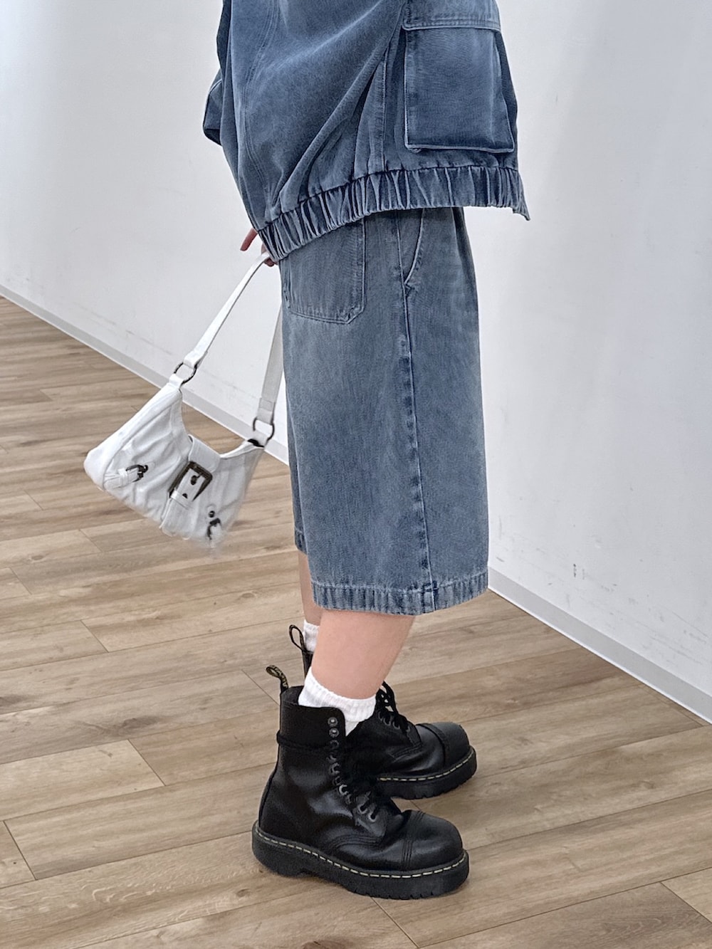 ホワイト系のTシャツ/カットソー、ブルー系のデニムジャケット、ブルー系のその他パンツを着用したレディースの冬コーディネートの7枚目の写真