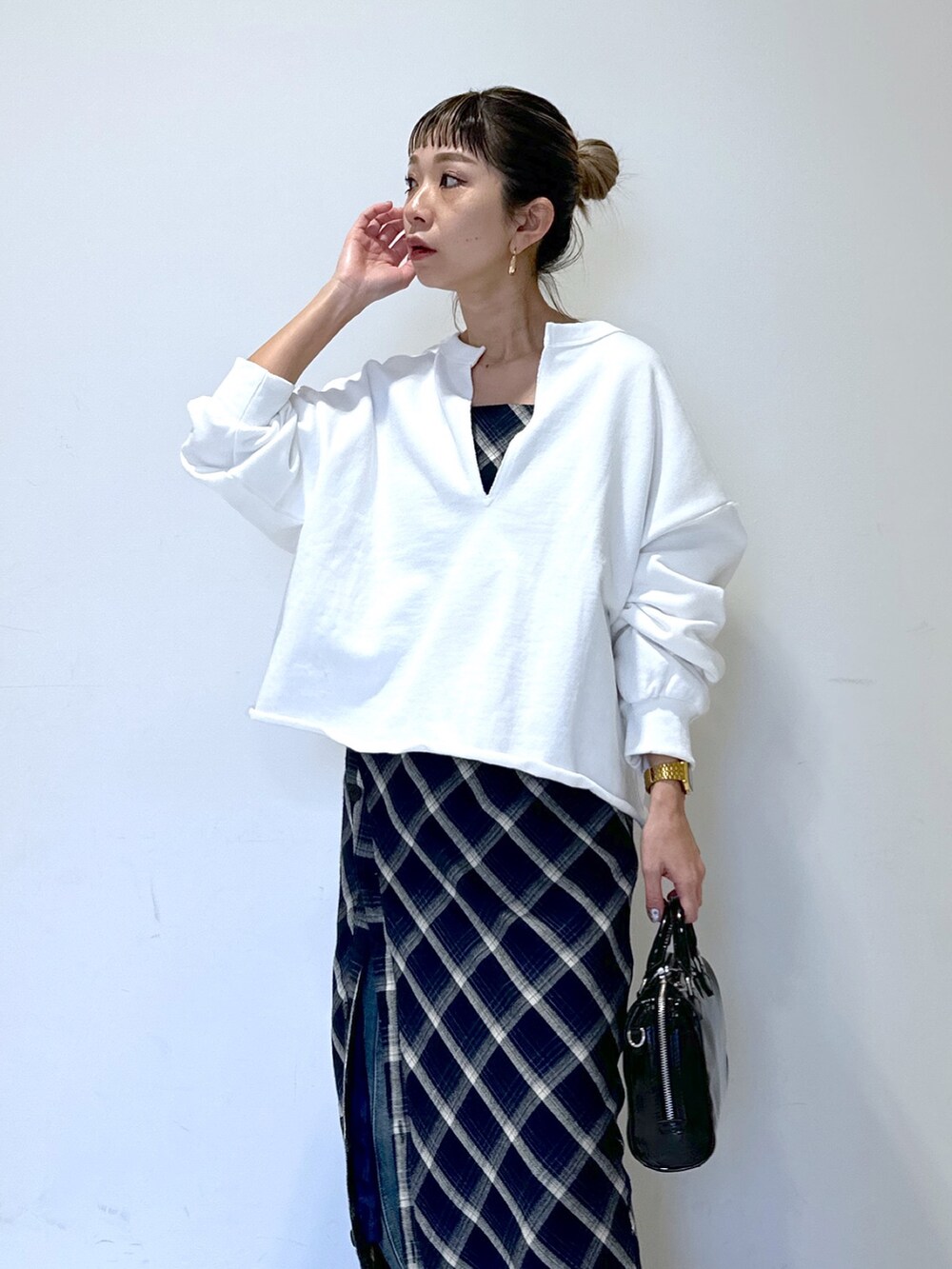 ホワイト系のスウェット、ブルー系のデニムパンツ、ブルー系のワンピースを着用したレディースの冬コーディネートの4枚目の写真