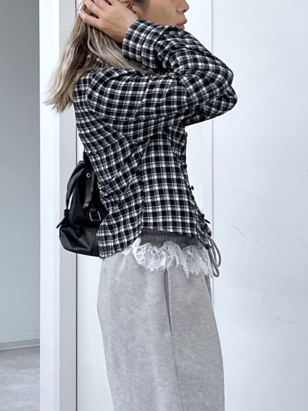 ブラック系のシャツ/ブラウス、グレー系のその他パンツ、ブラック系のショルダーバッグを着用したレディースの秋コーディネートの5枚目の写真