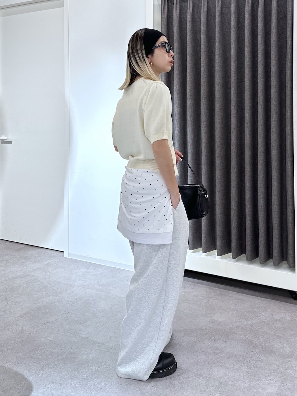 ホワイト系のニット/セーター、ホワイト系のその他パンツ、ホワイト系のTシャツ/カットソーを着用したレディースの春コーディネートの2枚目の写真