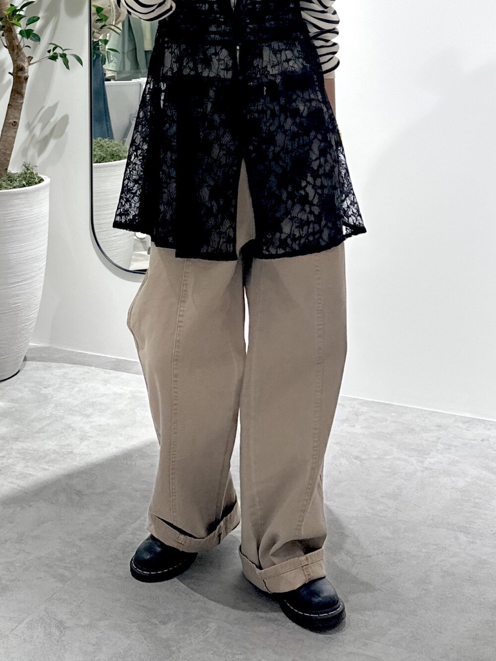 ホワイト系のカーディガン/ボレロ、ベージュ系のその他パンツ、ホワイト系のトートバッグを着用したレディースの春コーディネートの8枚目の写真