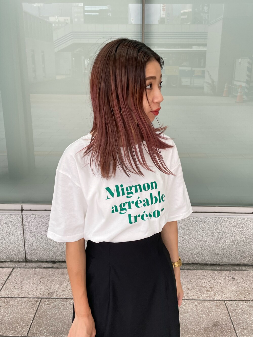 ブラック系のスカート、ホワイト系のTシャツ/カットソー、ブラック系のハットを着用したレディースの夏コーディネートの2枚目の写真