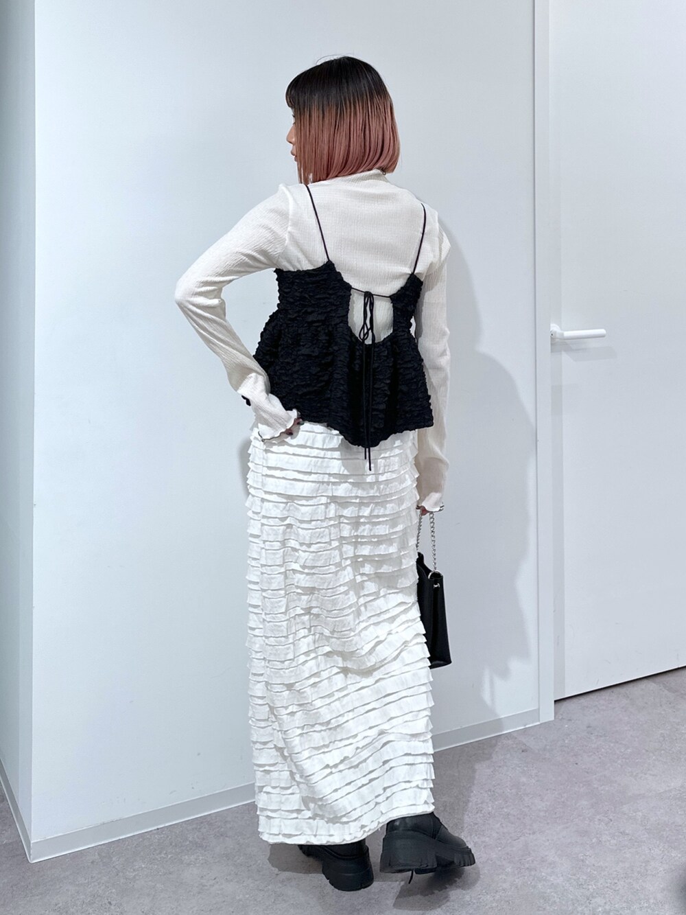 ホワイト系のTシャツ/カットソー、ブラック系のシャツ/ブラウス、ホワイト系のスカートを着用したレディースの春コーディネートの3枚目の写真