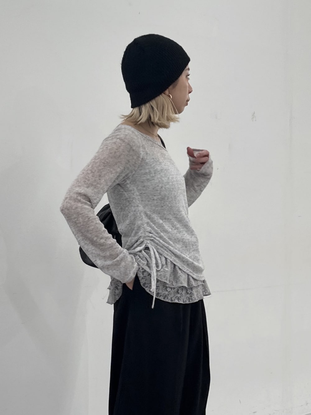 グレー系のTシャツ/カットソー、ブラック系のスラックスを着用したレディースの冬コーディネートの5枚目の写真