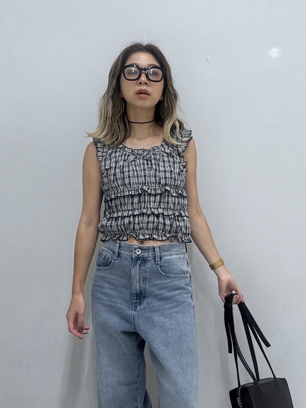 ブルー系のシャツ/ブラウス、ブルー系のデニムパンツ、ブラック系のショルダーバッグを着用したレディースの夏コーディネートの4枚目の写真