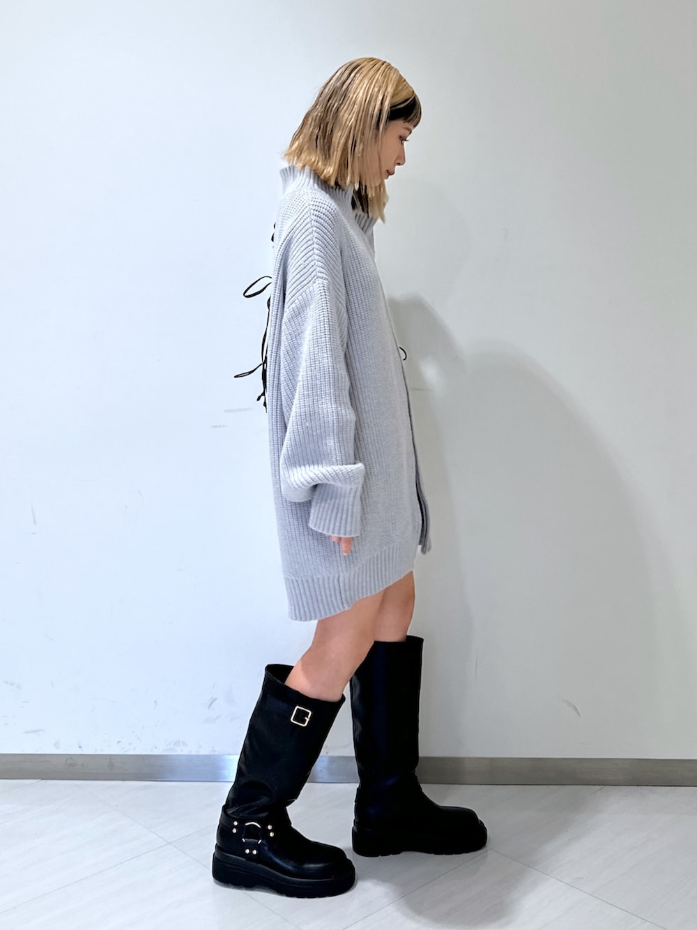 グレー系のワンピース、ブラック系のその他パンツ、ブラック系のハンドバッグを着用したレディースの秋コーディネートの2枚目の写真