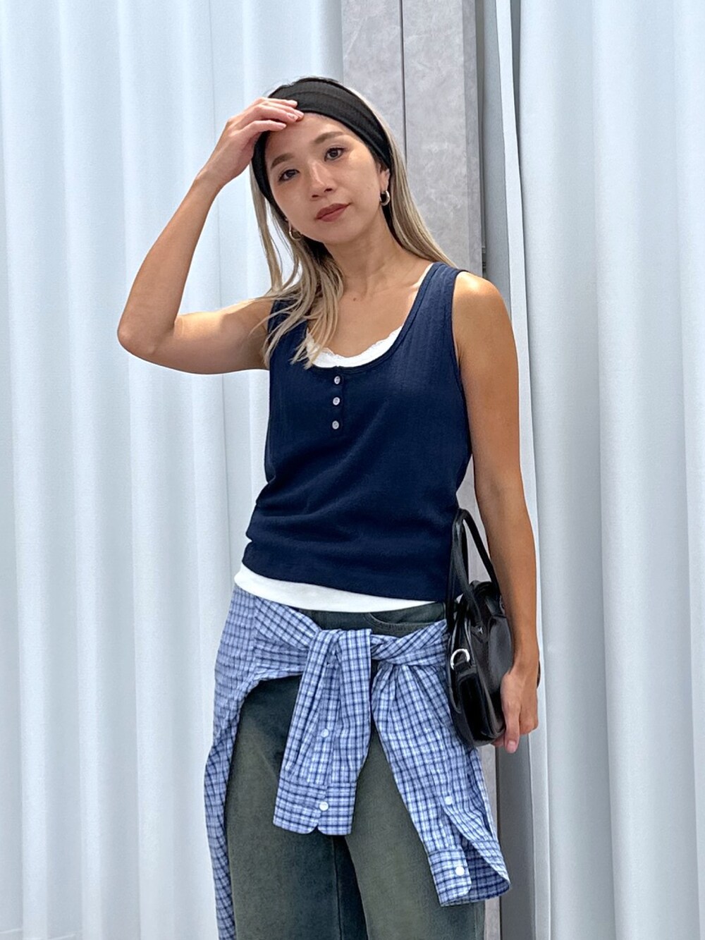 ブルー系のTシャツ/カットソー、ブルー系のシャツ/ブラウス、ブルー系のデニムパンツを着用したレディースの夏コーディネートの4枚目の写真