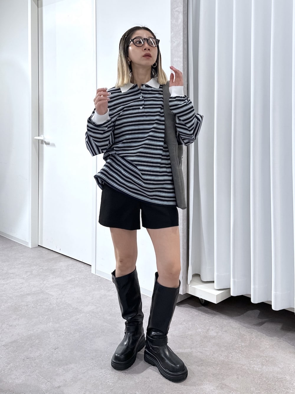 ブルー系のTシャツ/カットソー、ブラック系のその他パンツ、グレー系のショルダーバッグを着用したレディースの春コーディネートの7枚目の写真