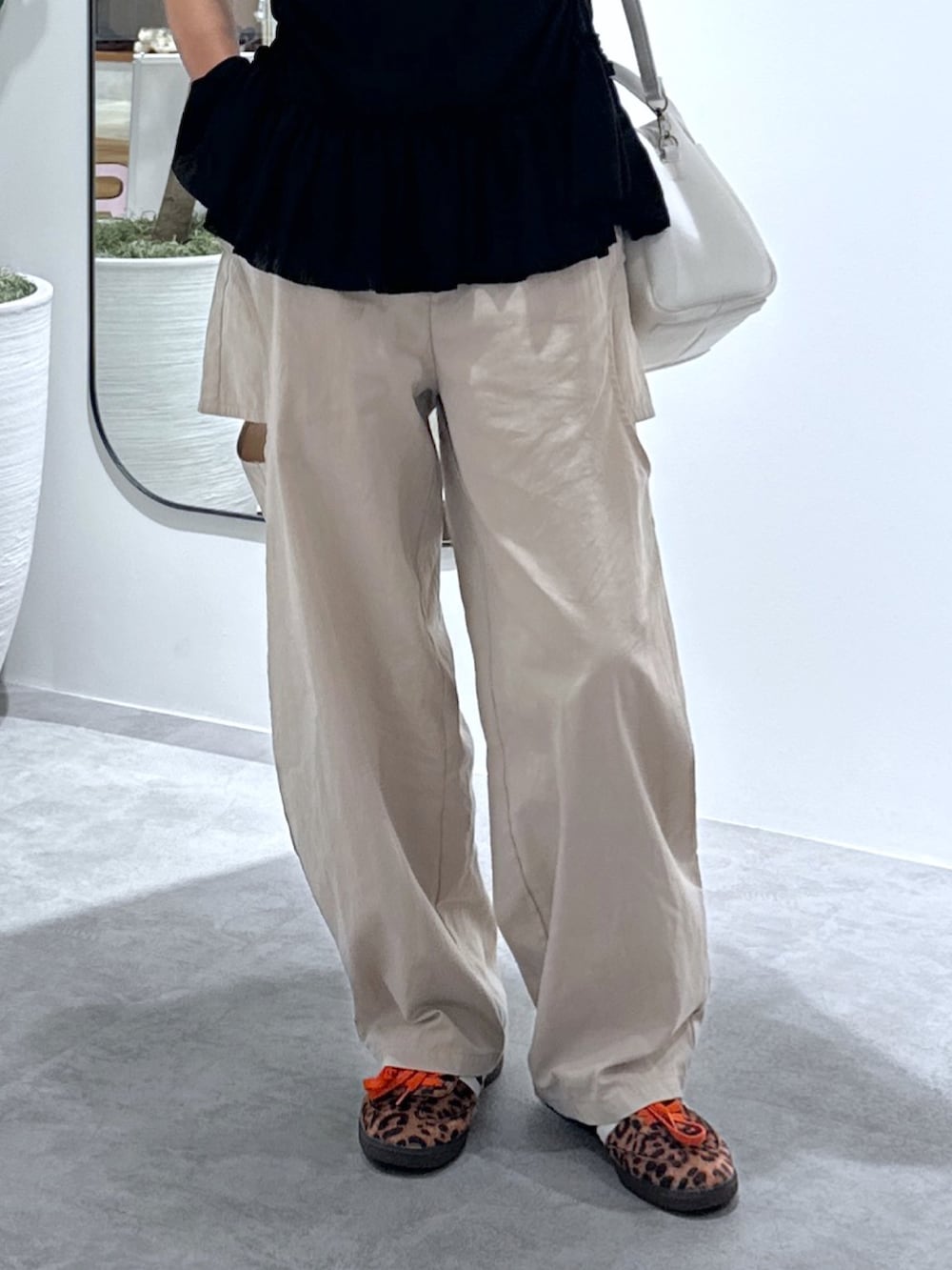 ベージュ系のその他パンツ、ホワイト系のトートバッグ、ブラック系のTシャツ/カットソーを着用したレディースの夏コーディネートの7枚目の写真