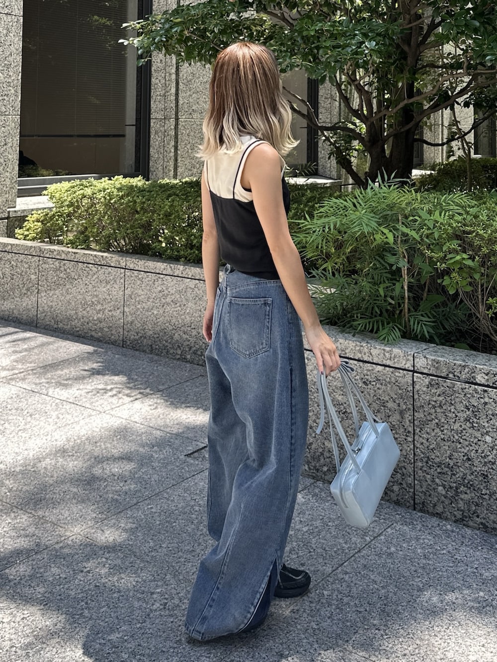 ブラック系のTシャツ/カットソー、ホワイト系のTシャツ/カットソー、ブルー系のショルダーバッグを着用したレディースの夏コーディネートの2枚目の写真