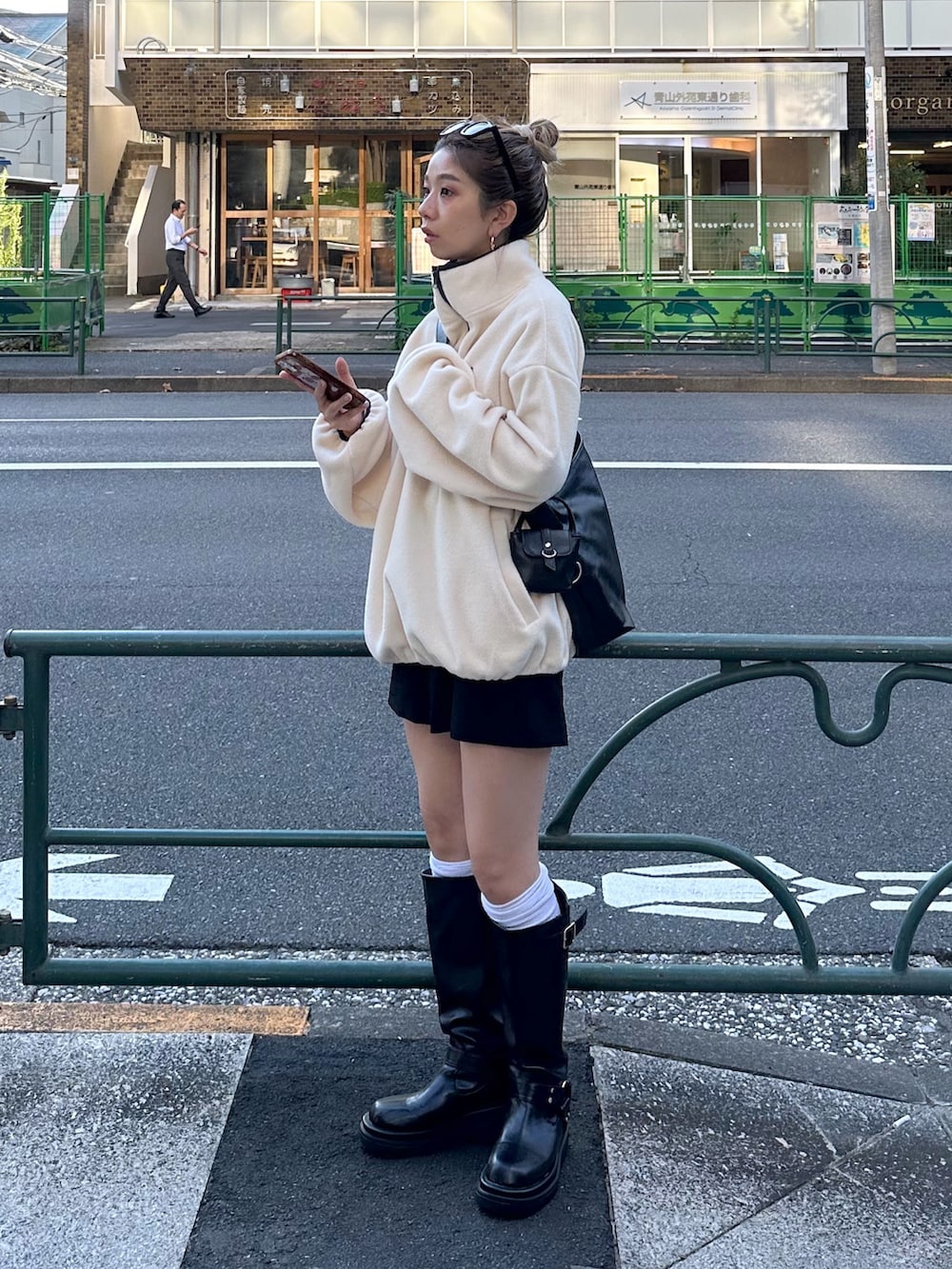 ホワイト系のTシャツ/カットソー、ブラック系のその他パンツ、ブラック系のショルダーバッグを着用したレディースの秋コーディネートの6枚目の写真