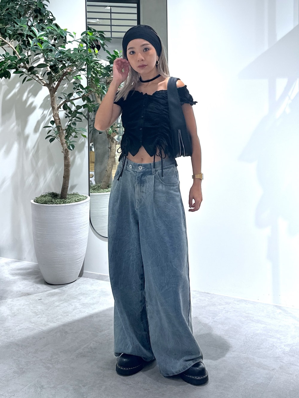 ブラック系のシャツ/ブラウス、ブルー系のその他パンツ、ブラック系のハンドバッグを着用したレディースの夏コーディネートの7枚目の写真