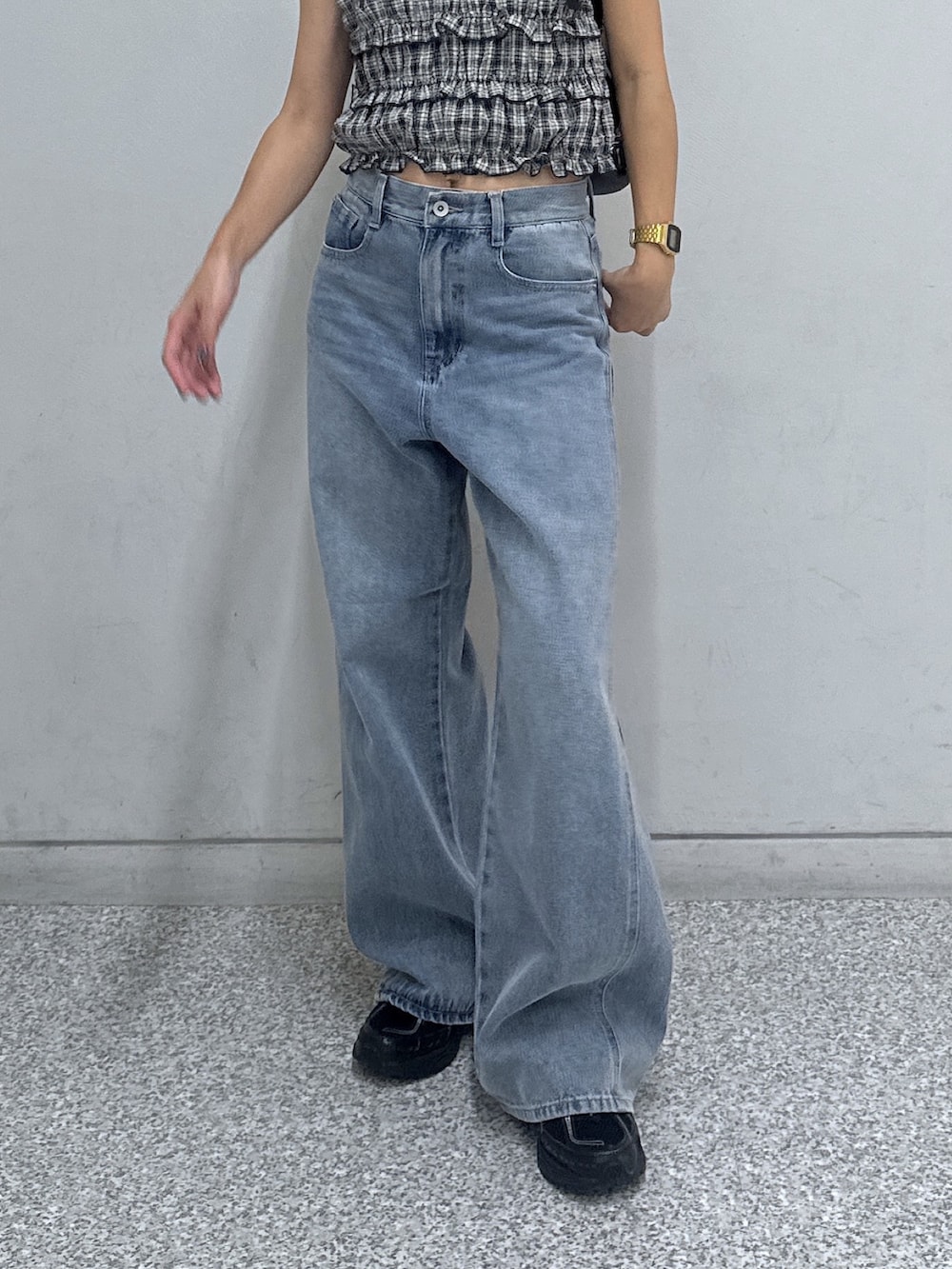 ブルー系のシャツ/ブラウス、ブルー系のデニムパンツ、ブラック系のショルダーバッグを着用したレディースの夏コーディネートの6枚目の写真