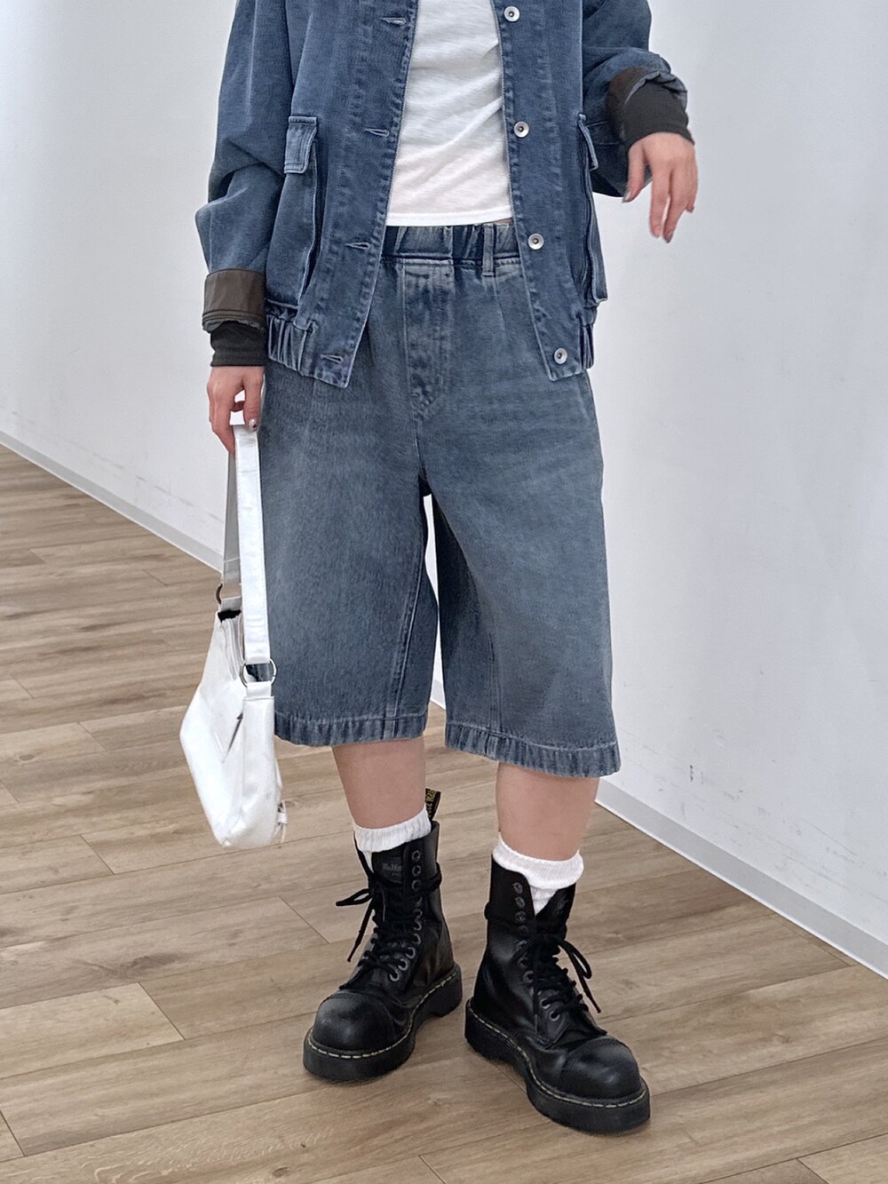 ホワイト系のTシャツ/カットソー、ブルー系のデニムジャケット、ブルー系のその他パンツを着用したレディースの冬コーディネートの6枚目の写真