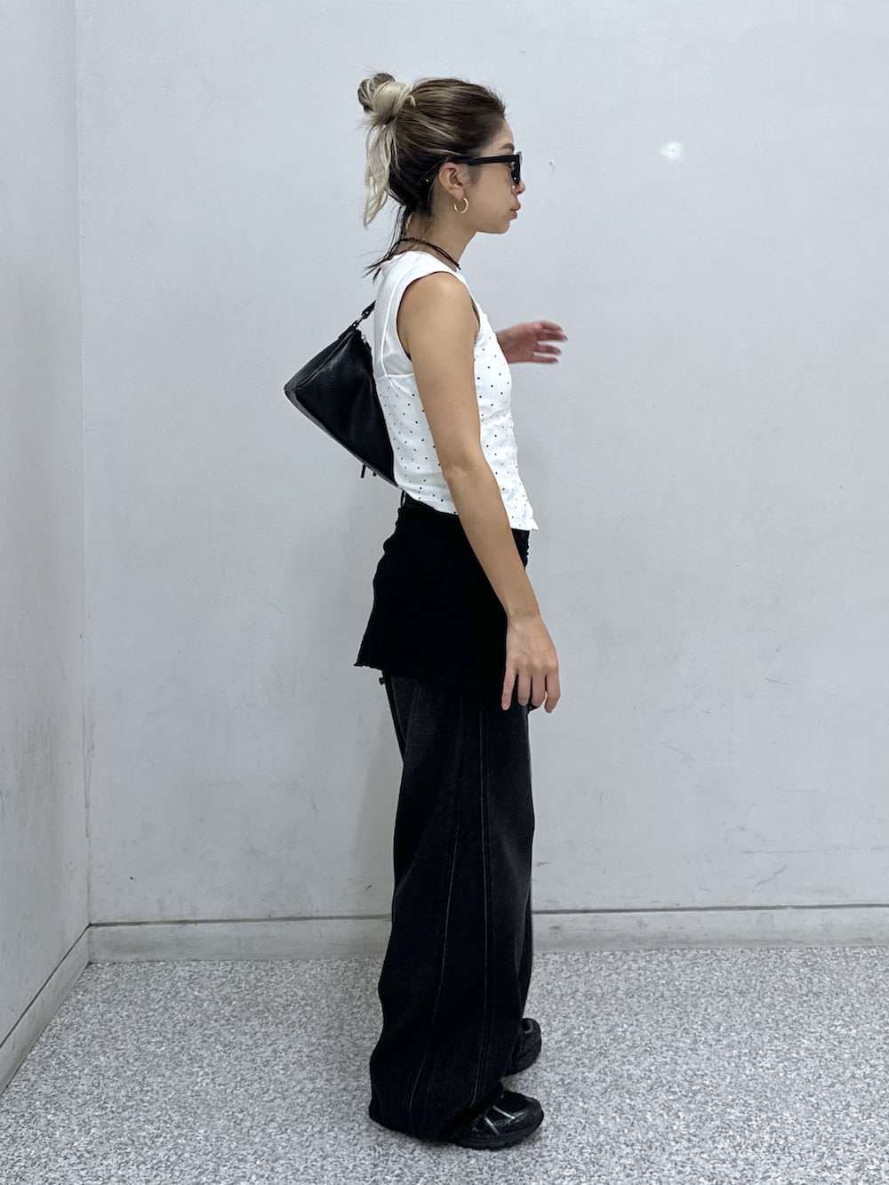 ホワイト系のTシャツ/カットソー、ブラック系のデニムパンツ、ブラック系のTシャツ/カットソーを着用したレディースの夏コーディネートの2枚目の写真