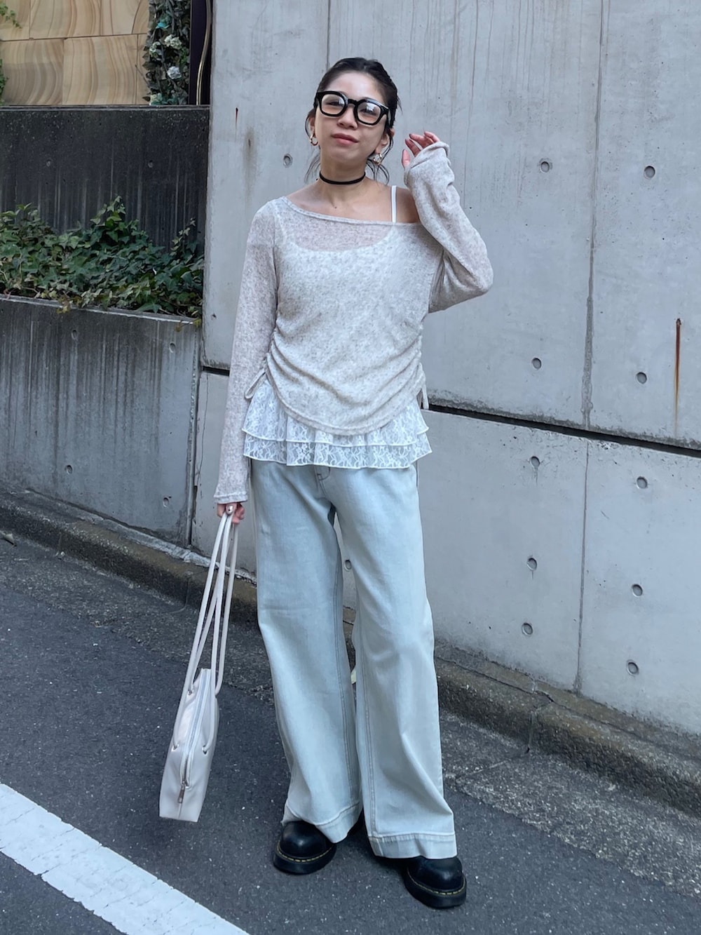 ホワイト系のTシャツ/カットソー、ブルー系のデニムパンツ、ホワイト系のショルダーバッグを着用したレディースの冬コーディネートの7枚目の写真