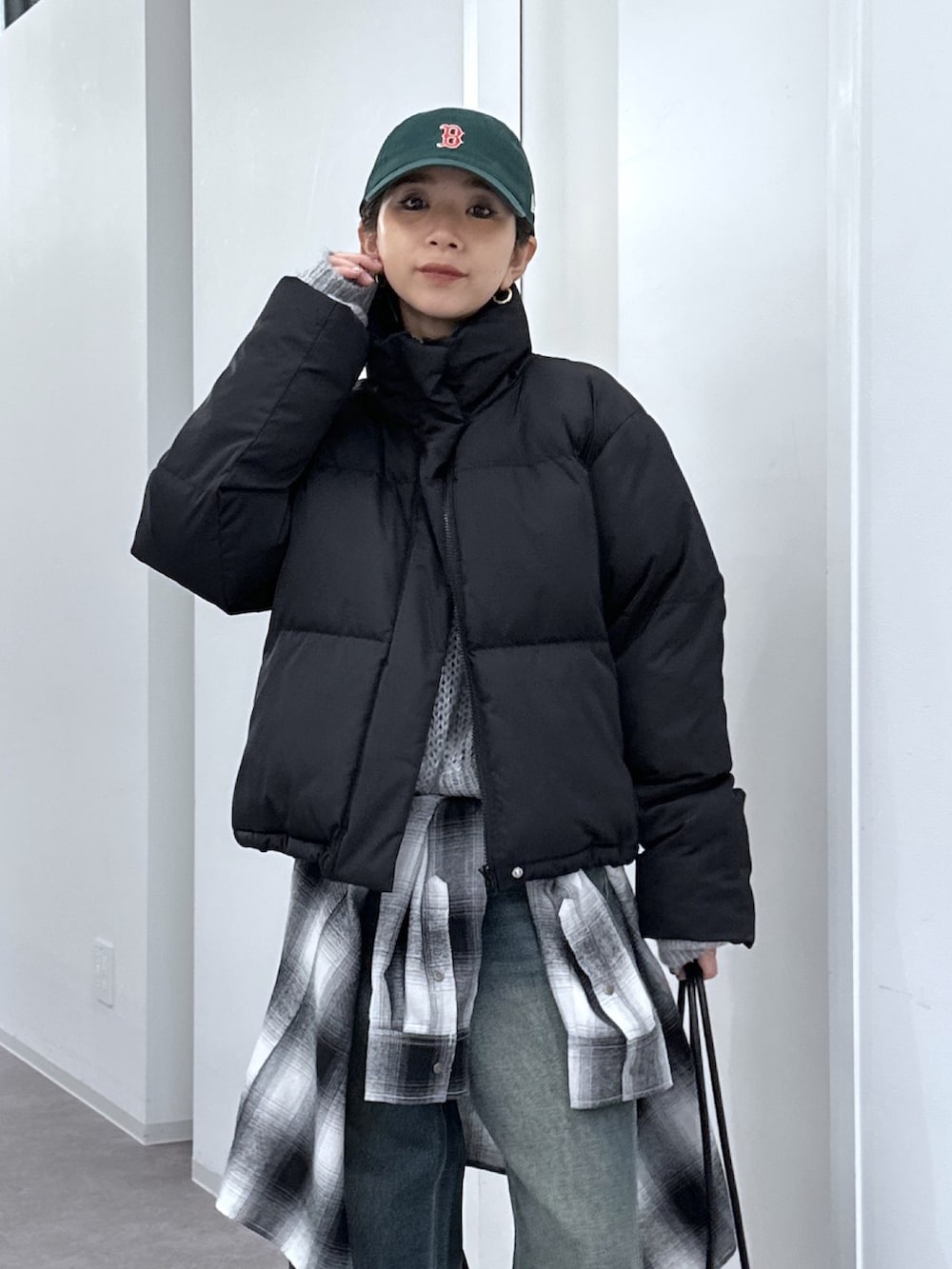 ブラック系のシャツ/ブラウス、ブルー系のデニムパンツ、ブラック系のブルゾンを着用したレディースの秋コーディネートの4枚目の写真