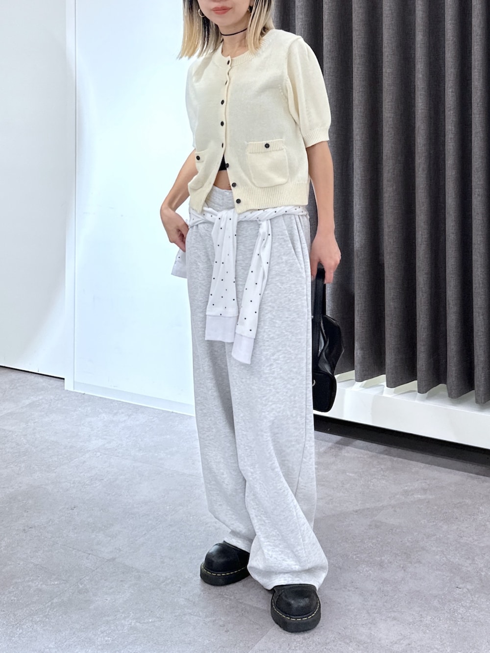 ホワイト系のニット/セーター、ホワイト系のその他パンツ、ホワイト系のTシャツ/カットソーを着用したレディースの春コーディネートの8枚目の写真