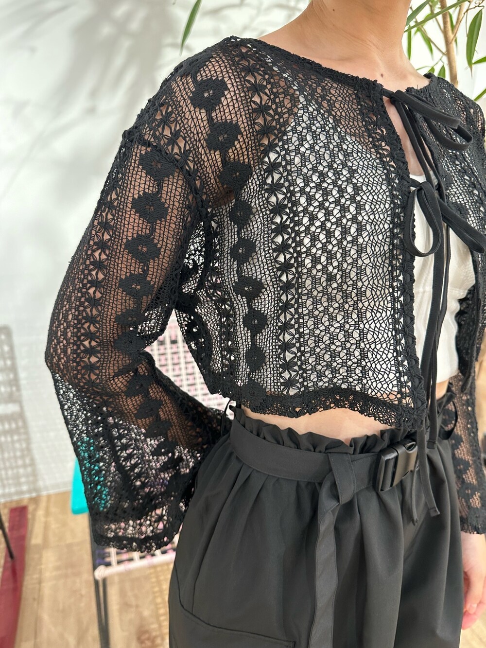 ブラック系のカーディガン/ボレロ、ブラック系のカーゴパンツ、ホワイト系のサンダルを着用したレディースの夏コーディネートの6枚目の写真