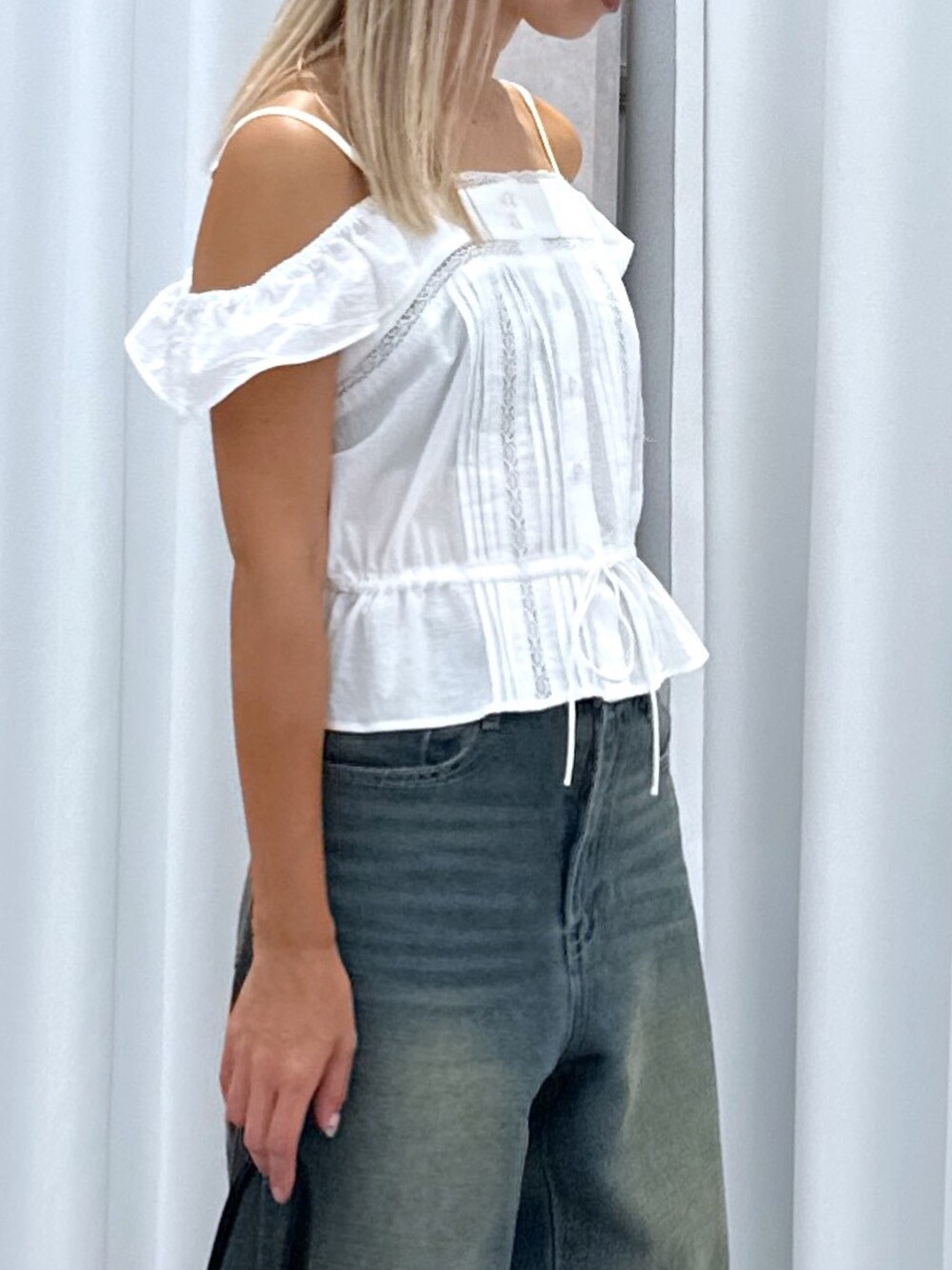 ホワイト系のシャツ/ブラウス、ブルー系のデニムパンツ、ブラック系のショルダーバッグを着用したレディースの夏コーディネートの5枚目の写真