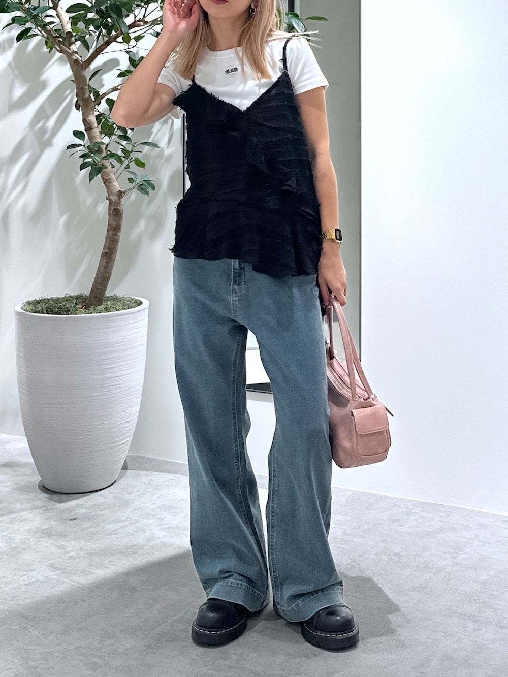 ブラック系のシャツ/ブラウス、ホワイト系のTシャツ/カットソー、ブルー系のデニムパンツを着用したレディースの夏コーディネートの8枚目の写真